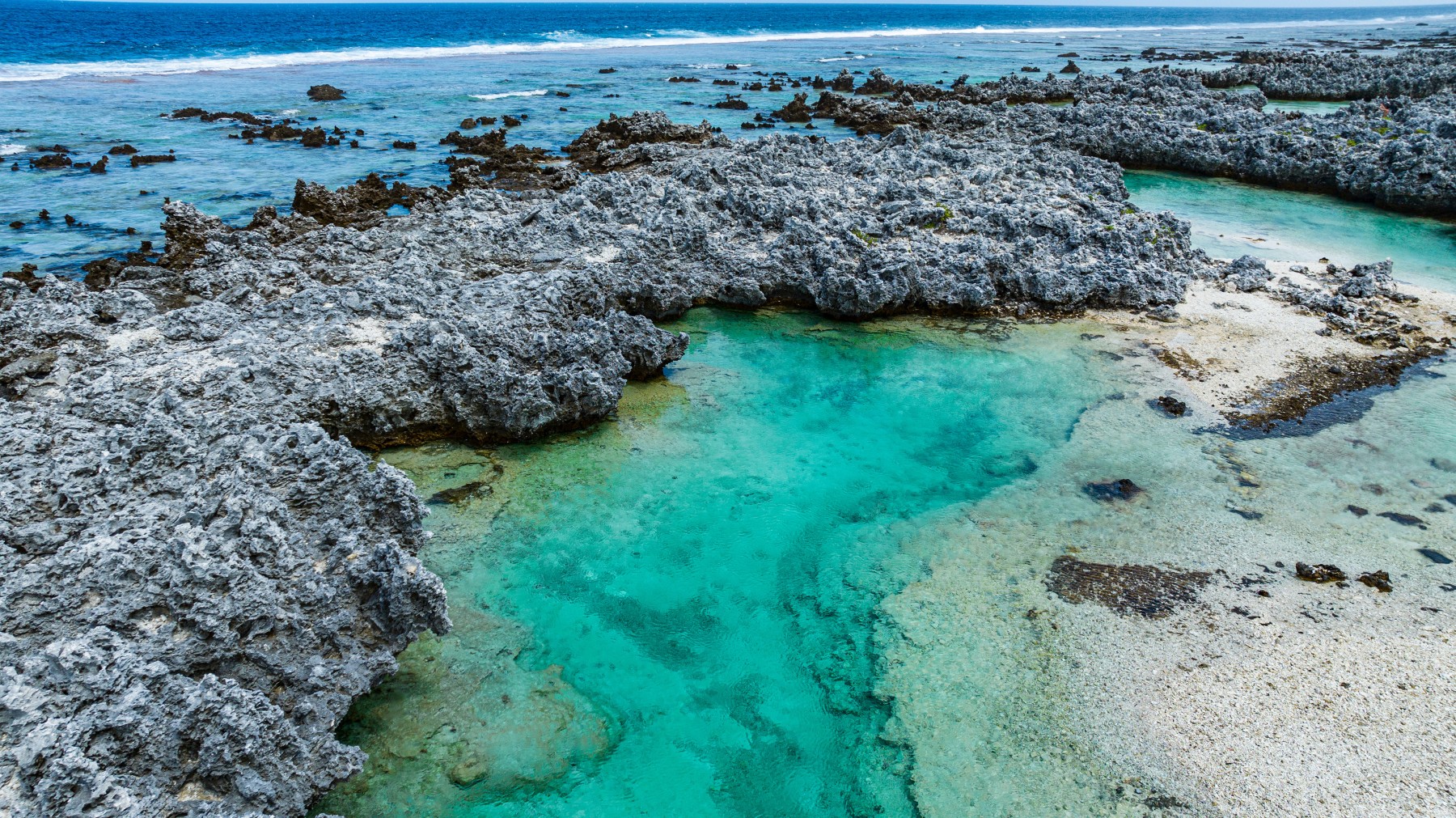 Le Lagon Bleu et l'Île aux Récifs