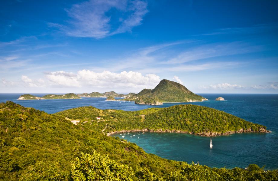 France, Caraïbes, Petites Antilles, Guadeloupe, archipel des Saintes, Terre-de-Bas, vue sur Grande Baie à Terre-de-Bas, Terre-de-Haut en arrière-plan // France, Caribbean, Lesser Antilles, Guadeloupe, Les Saintes, Terre-de-Bas Island, overlooking Grande Baie in Terre-de-Bas, Terre-de-Haut in the background